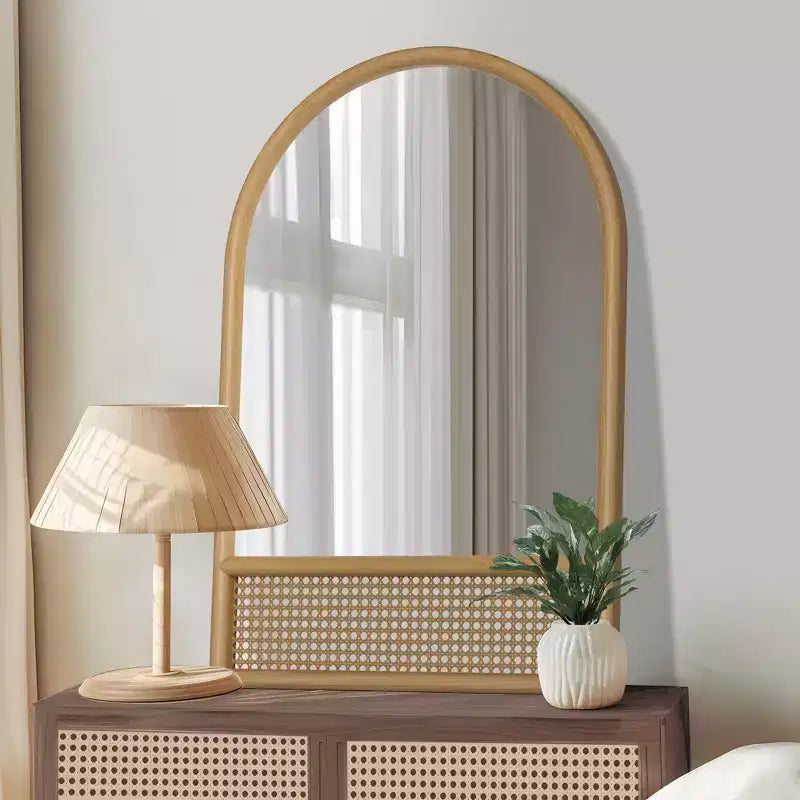 Miroir mural classique en bois avec cadre arqué et base en rotin