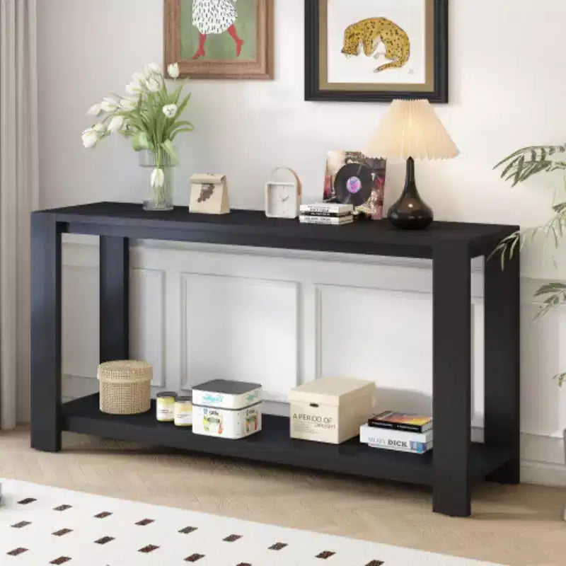 Caractéristiques distinctives d'une console minimaliste avec étagère inférieure et quatre pieds, adaptée à l'entrée, au couloir, au salon, au foyer.