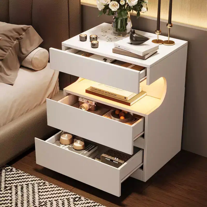 Table de chevet moderne avec LED contrôlée par application, 3 tiroirs et station de charge - Blanc