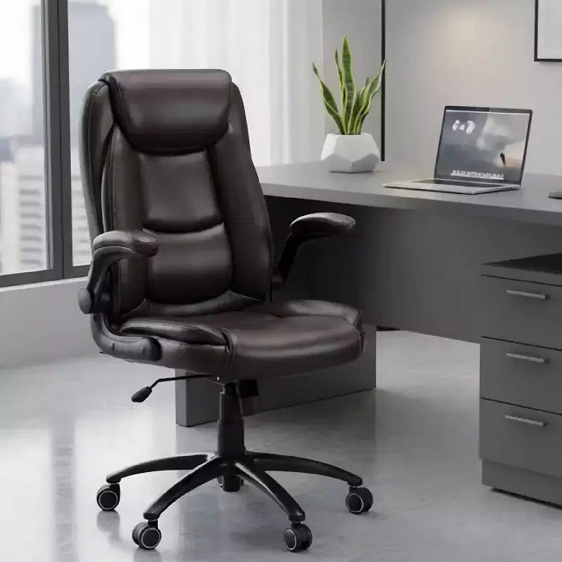Fauteuil de bureau en cuir grande taille avec accoudoirs relevables et inclinaison réglable