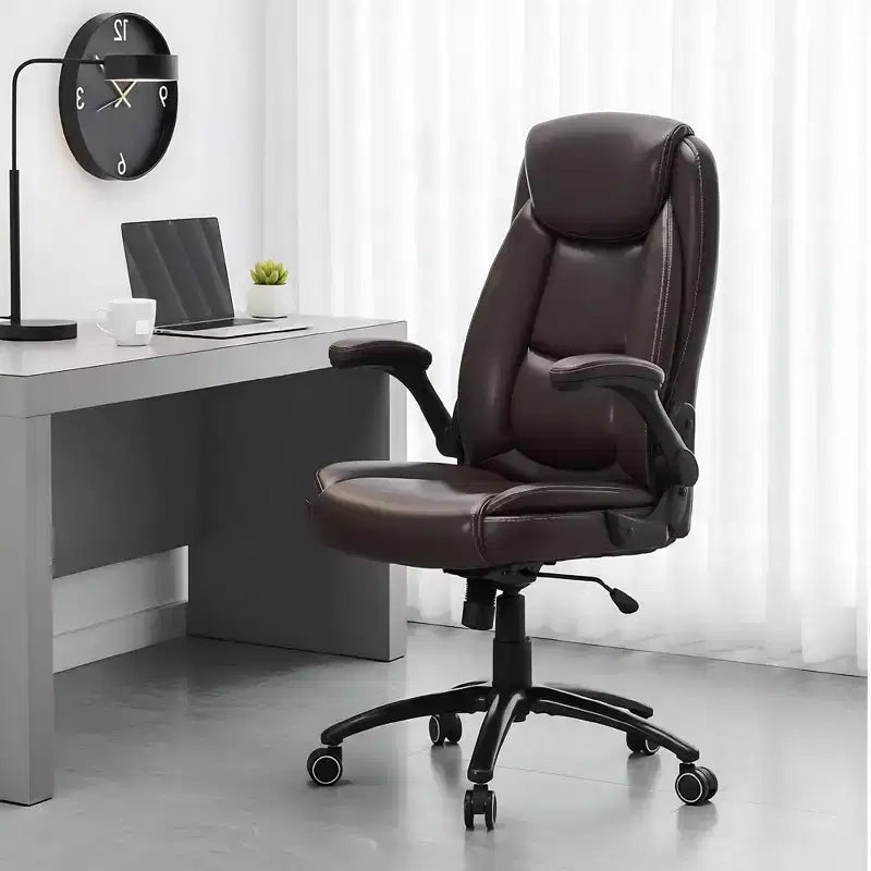 Fauteuil de bureau en cuir grande taille avec accoudoirs relevables et inclinaison réglable
