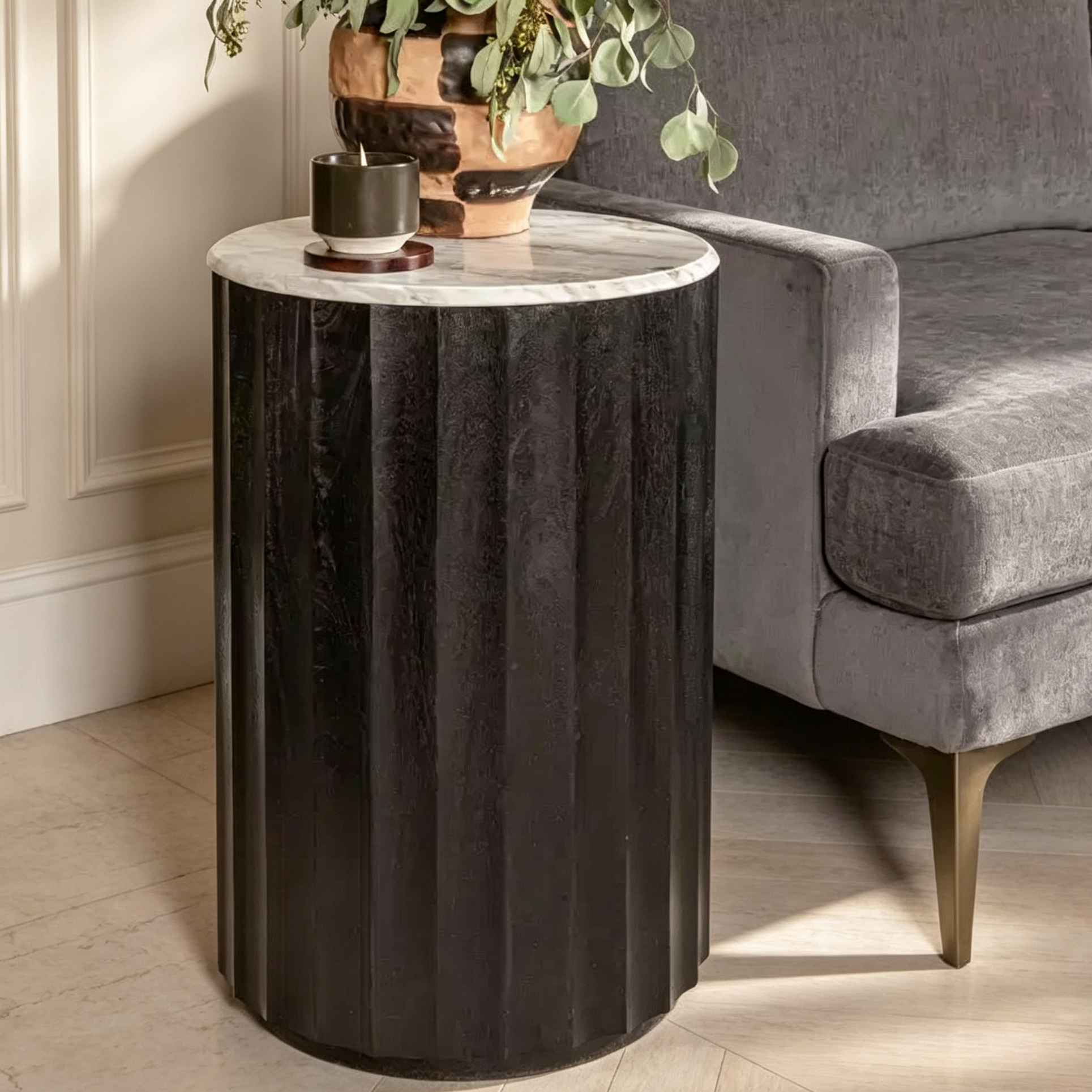 Table d'appoint cannelée en bois de manguier rond avec plateau en marbre, finition noire