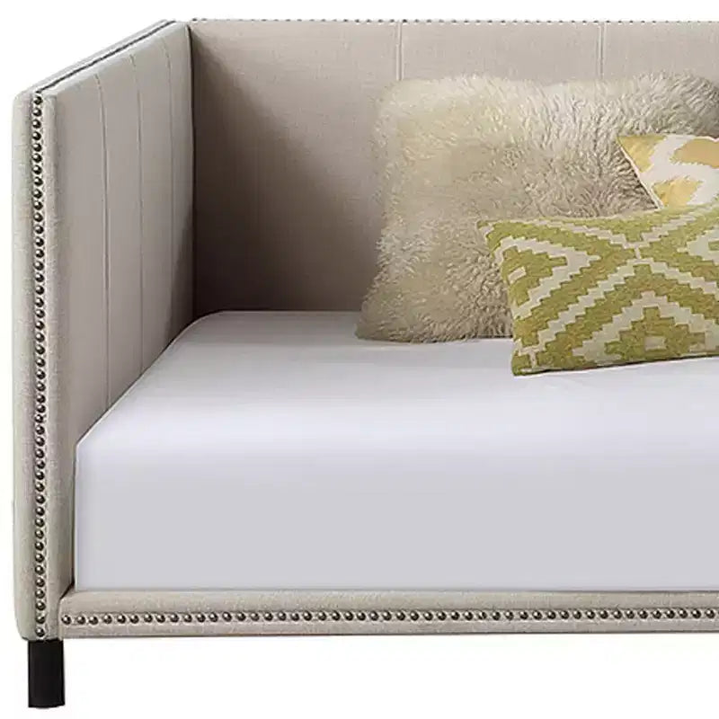 Lit de repos entièrement capitonné – Lin beige, garniture cloutée